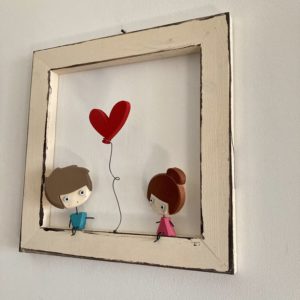 Sediamoci qui, sulla cornice