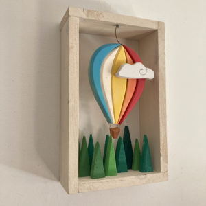 Mongolfiera che vola sulla foresta