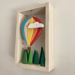 Mongolfiera che vola sulla foresta