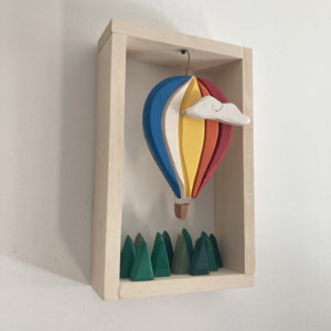 Mongolfiera che vola sulla foresta