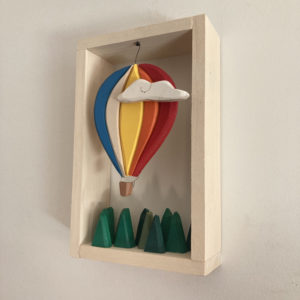 Mongolfiera che vola sulla foresta